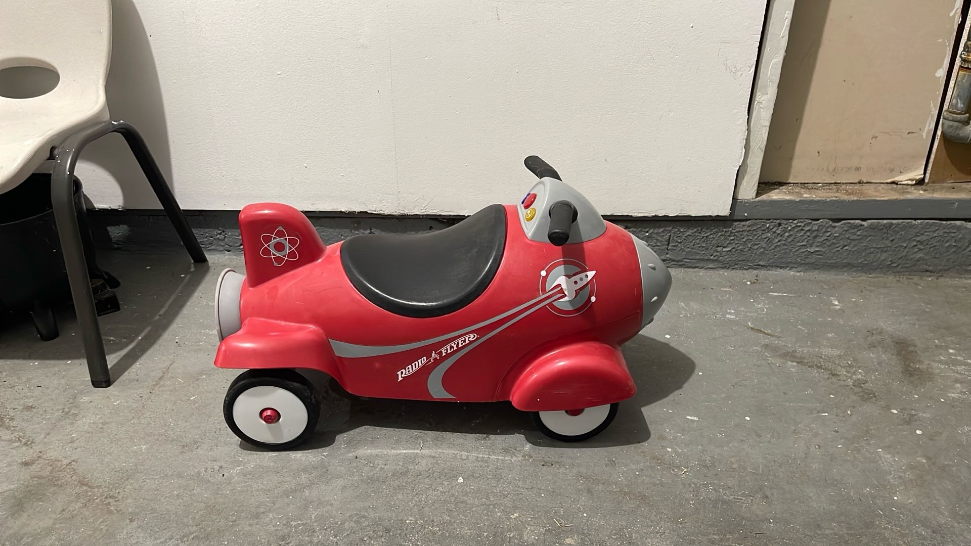 Radio Flyer Retro Rocket Ride On Kids Toy Car With Space Lights And Sounds Red