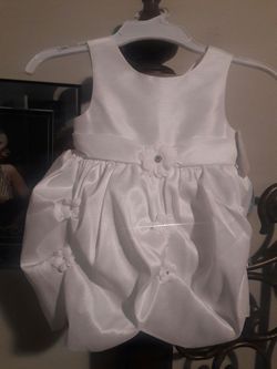 Beautiful white flower dress sz 24 months $20