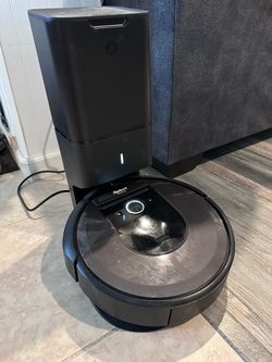LIKE NEW Roomba i7 with Clean Base and Replacement Parts