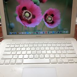 Apple MacBook Polycarbonate 2009 Laptop White