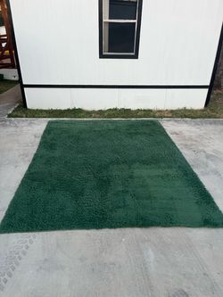 LARGE GREEN SHAG AREA RUG