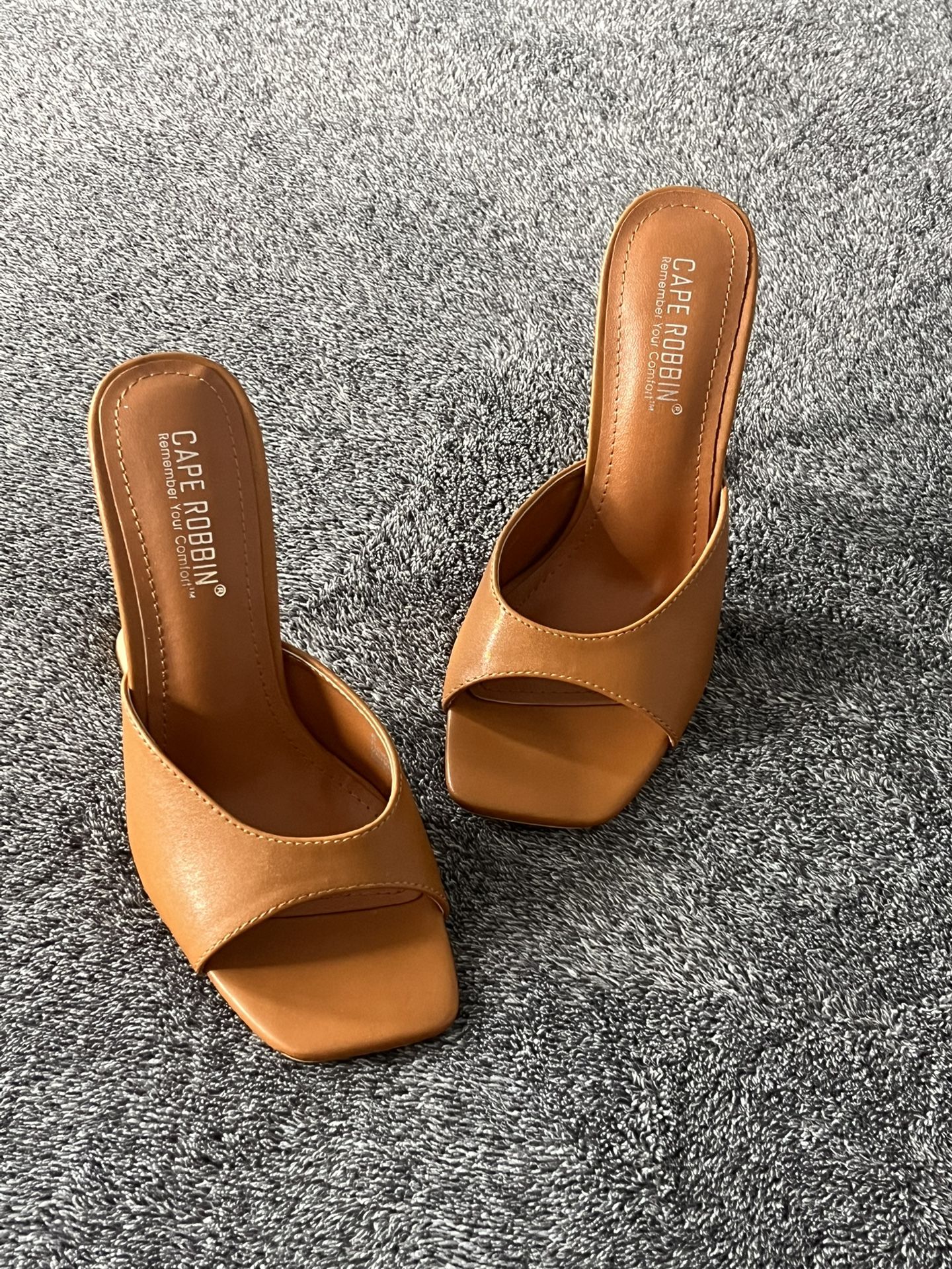 NEW CAPE ROBIN MULES HEELS SIZE 6