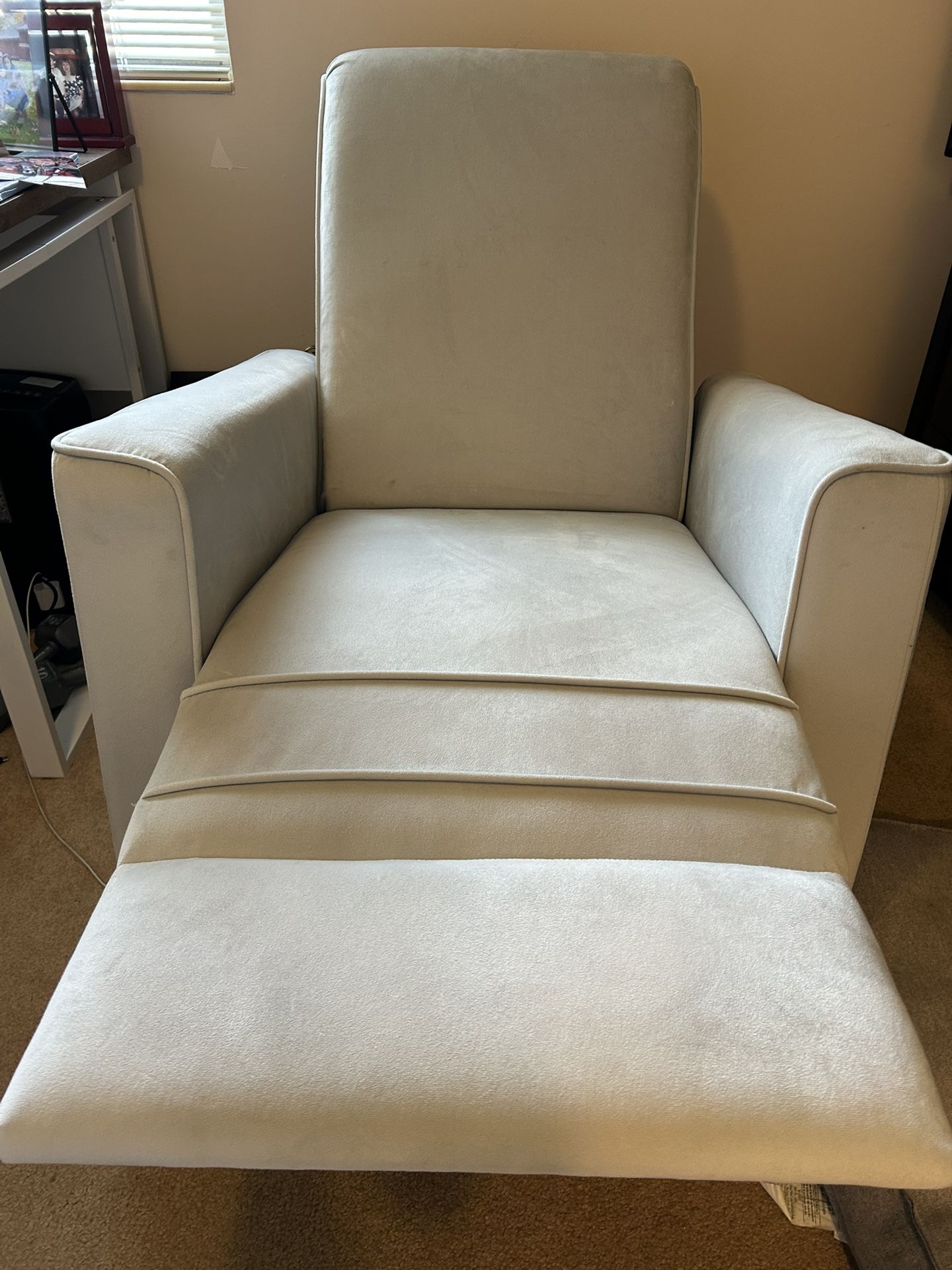 GLIDER CHAIR/RECLINER-MUST GO THIS WEEKEND. SEND BEST OFFER