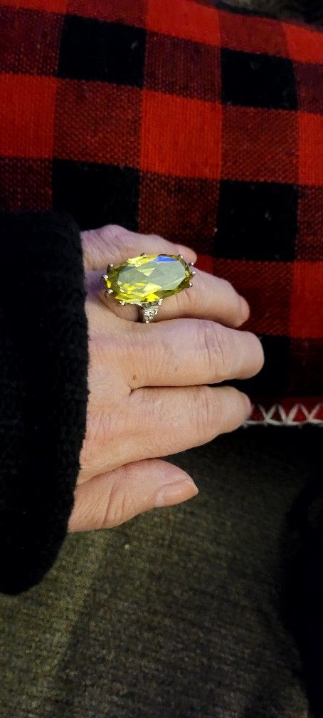 Beautiful VINTAGE YELLOW ZIRCON STONE RING