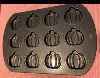 Wilton 12-Cavity Pumpkin Baking Pan