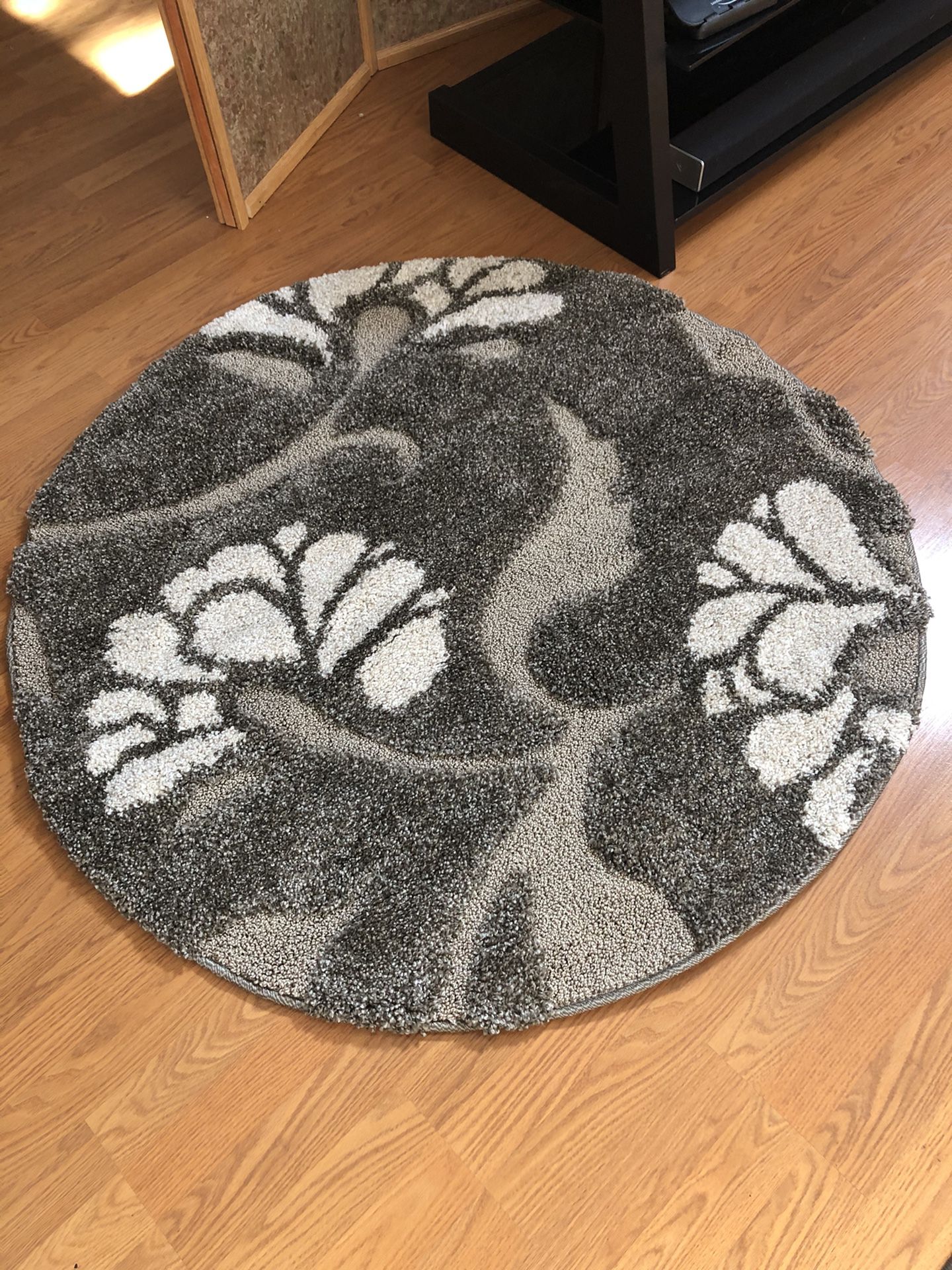 Gorgeous High Pile Round 4' Area Rug NEW (paid $100)