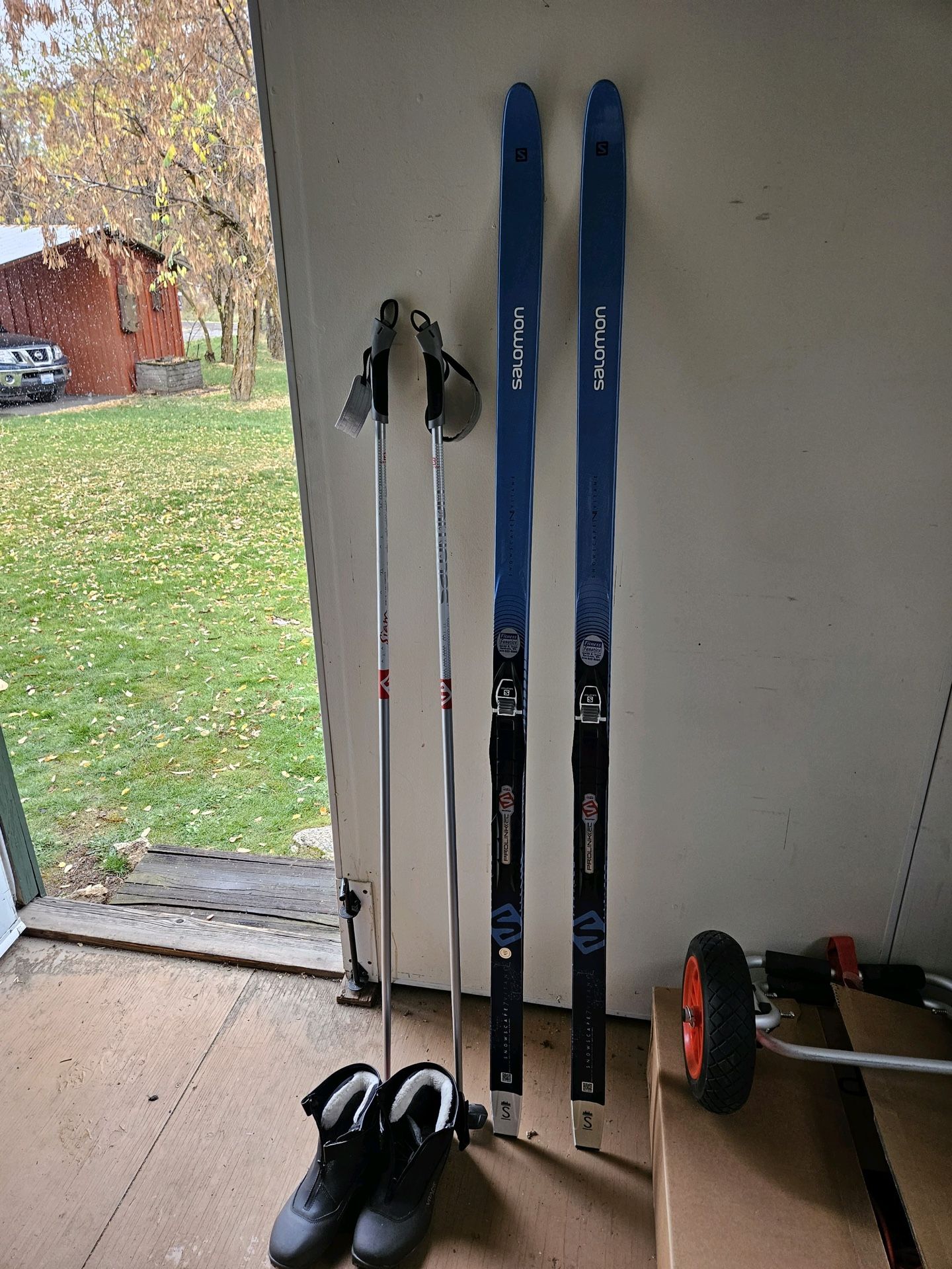 Moving Must Sell ASAP Women’s Cross Country Ski Set size 8