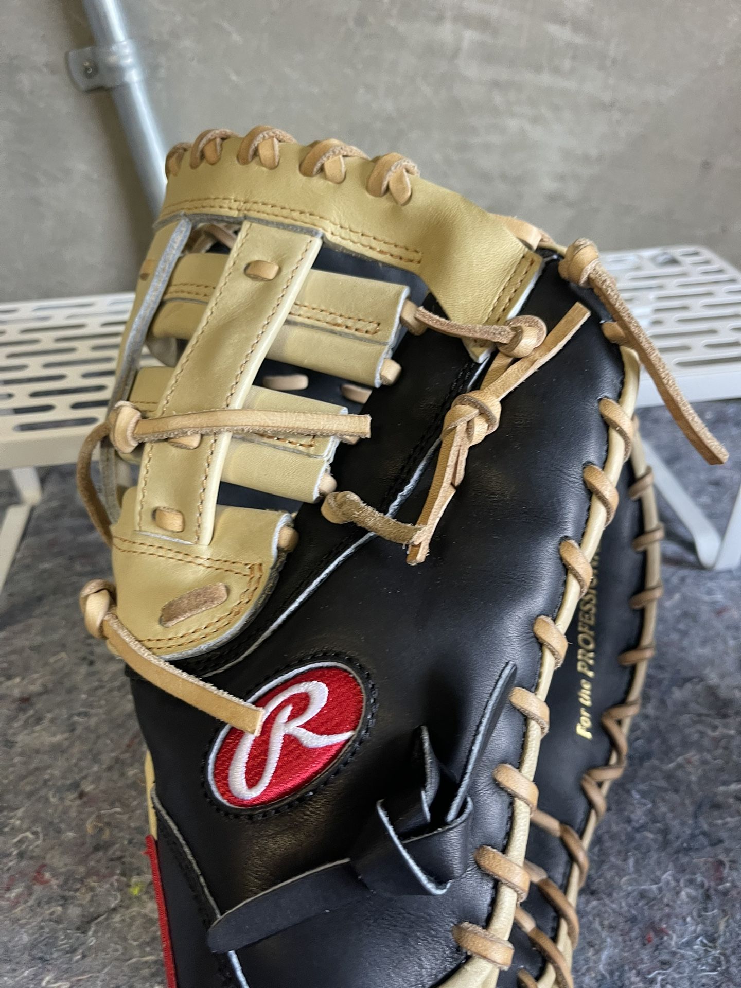 Rawlings R2G 1B First Baseman Baseball Glove Righty for Sale in Laguna