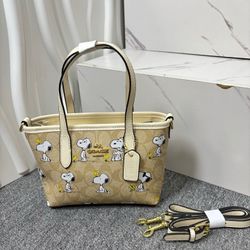 Fashionable luxury handbags, crossbody bags, totes, and shoulder bags