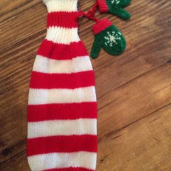 CHRISTMAS WINE BOTTLE HAND KNIT CHRISTMAS SWEATER WITH MITTENS, 11” x 4.5”. NEW !!
