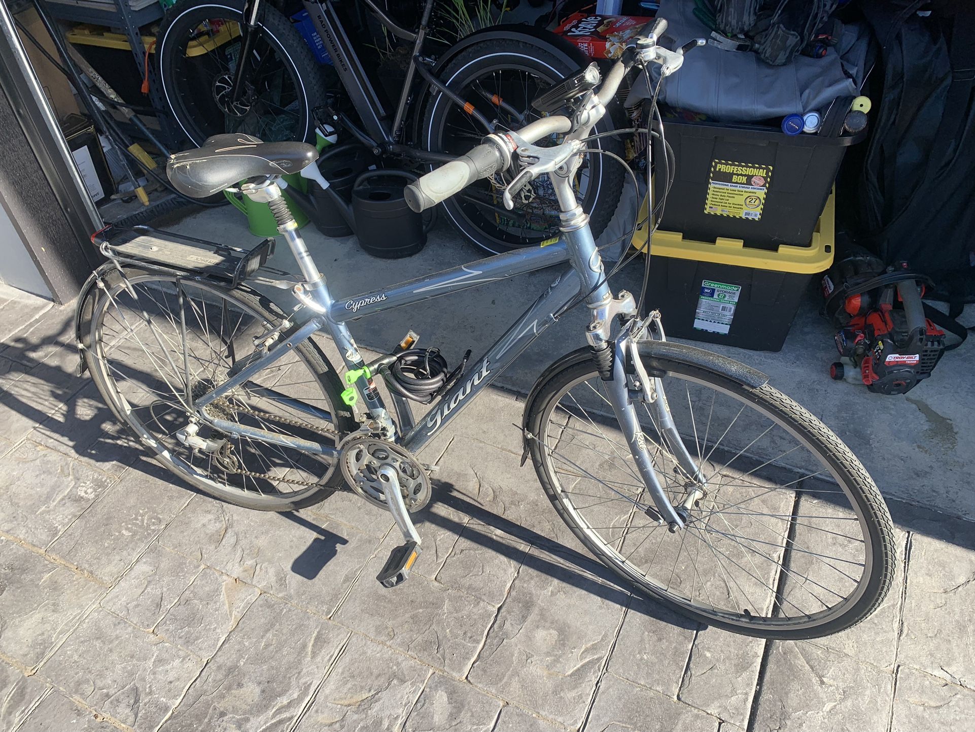 Giant Cypress Hybrid Bike With Accessories