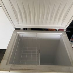 FRIGIDAIRE FREEZER 