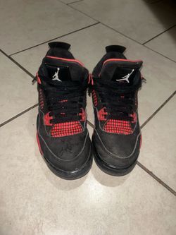 Size 5 boys// Jordan 4 black-red thunders