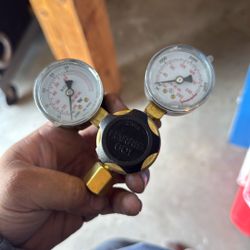 Harris Model 601-80-540-B Economical Single-Stage Pressure Regulator, Oxygen