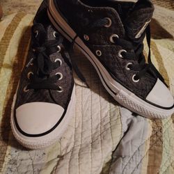 Size 6 Womens /Girls Converse