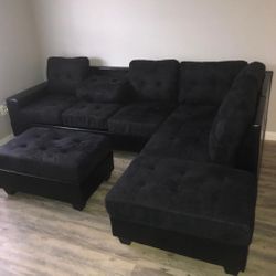 Heights Black/Black Reversible Sectional with Storage Ottoman /couch /Living room set