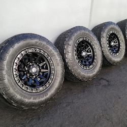 17" Fuel Covert matte black w/ used 33" Toyo AT3 All Terrain Tires 