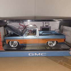 M2 Machines 1976 GMC Sierra Grande 15 quarebody 1/24 Scale