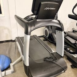 Life Fitness Treadmill 