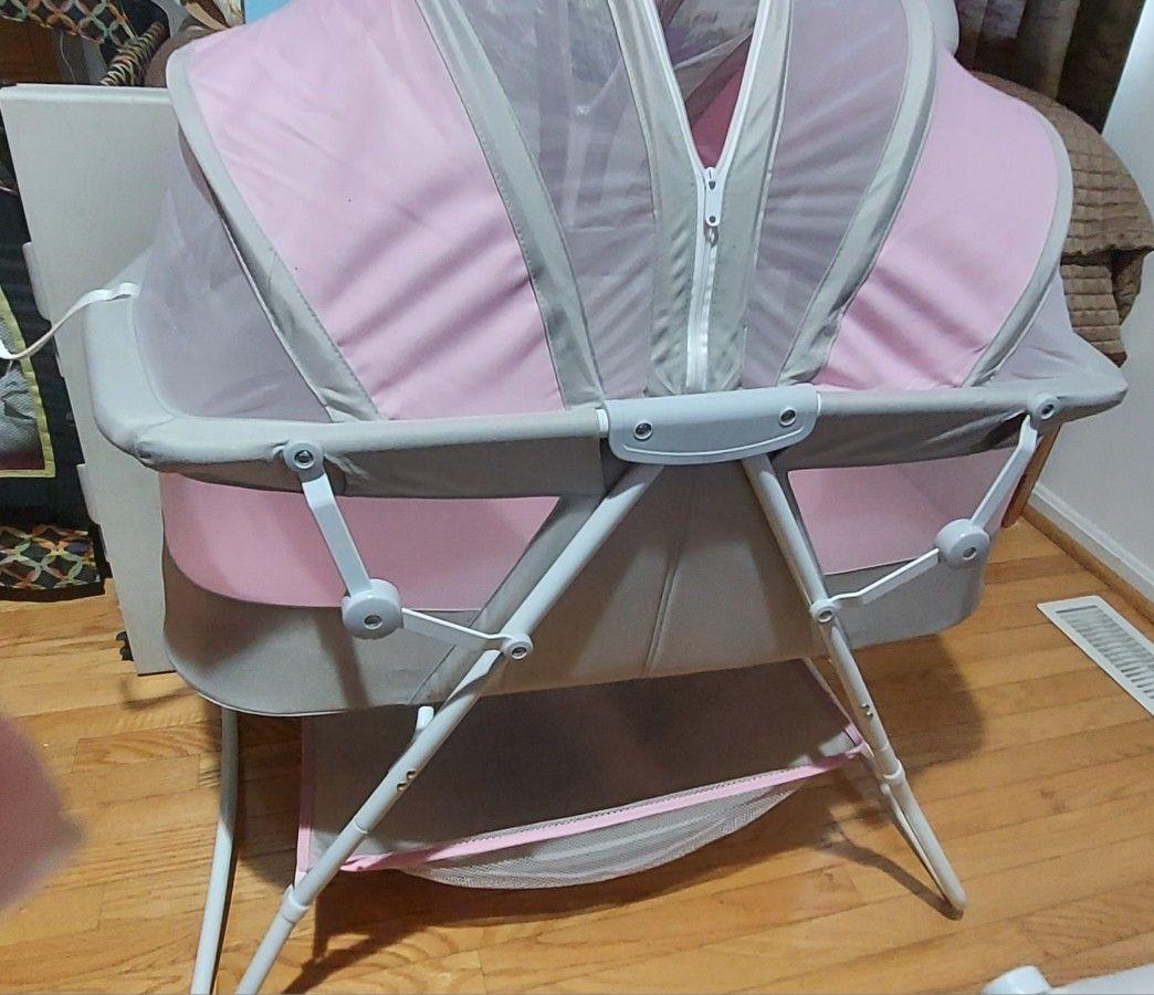 Pink Baby Bassinet (excellent for twin babies I HAVE TWO)