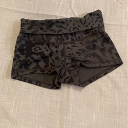 Under Armour Booty Shorts    Size Girls Large