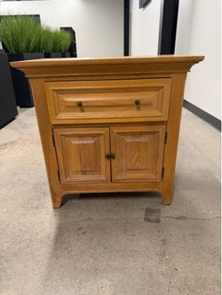 Thomasville Solid Oak Nightstand Cabinet | 1 Drawer + 2-Door Storage | 28”x17”x28”