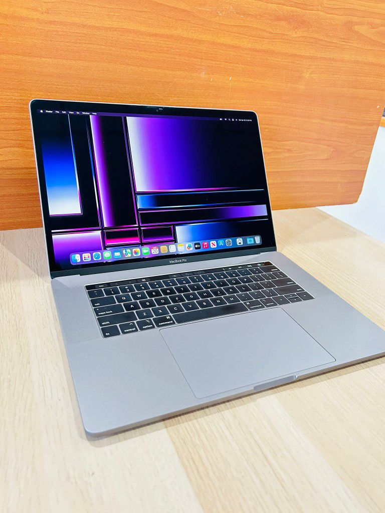 Apple MacBook Pro 15” 2018 2.6GHz i7 16GB RAM 500GB SSD Radeon Pro 560X 4GB VRAM Graphics