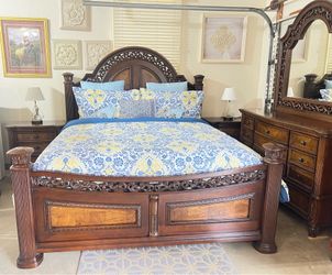 Cal King bedroom set in very good condition. Includes two nightstands dresser with mirror and a solid bedframe.￼
