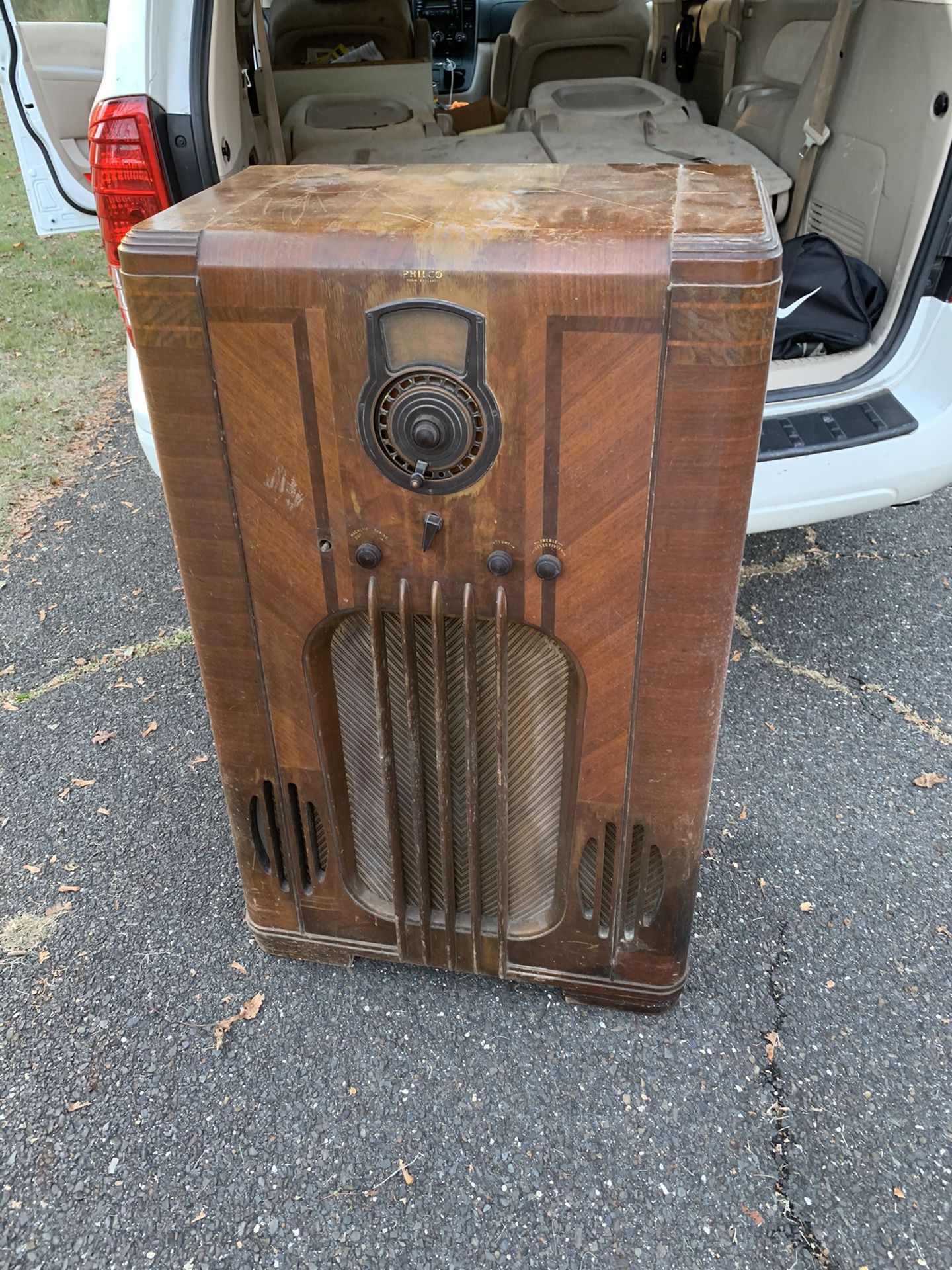 Antique radio needs repair but wood case is beautiful