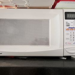 The image shows the Magic Chef microwave oven model MCM1110W. Below is the basic information about the product:  A capacity of 1.1 cubic feet and a po