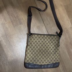 Gucci GG Supreme Crossbody Bag – Classic Monogram – Brown