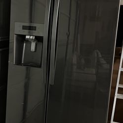 Stainless Steel Kenmore Refrigerator with Ice Maker – Like New