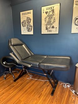 Lash /eyebrow /make up /pedicure / tattoo bed