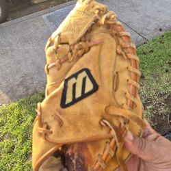 MIZUNO  "YOUTH " CATCHERS GLOVE  ( SEE PICS) PRICE  "FIRM " NO OFFERS AND ALL SALES ARE "FINAL " LOCATED IN GLENDORA!!!