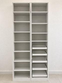 Two White Storage Towers / Par de torres de almacenamiento blancas