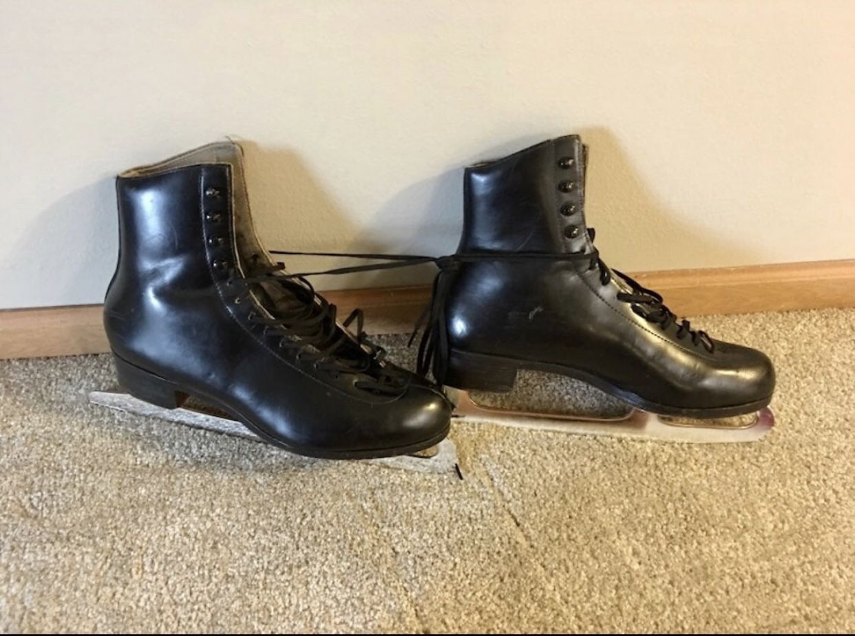 Size 9 Riedell figure ice skates in nicely used condition. Marked Red Wing. 