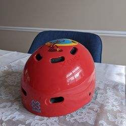 Kids bike or skateboard helmet. Very Good Condition. Very sturdy. Age 4 to 6.