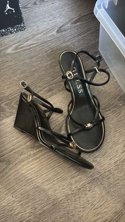 Womens guess wedge sandals size 7