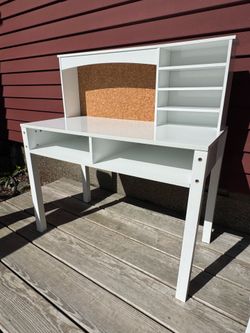 Little kid wooden desk and chair - white