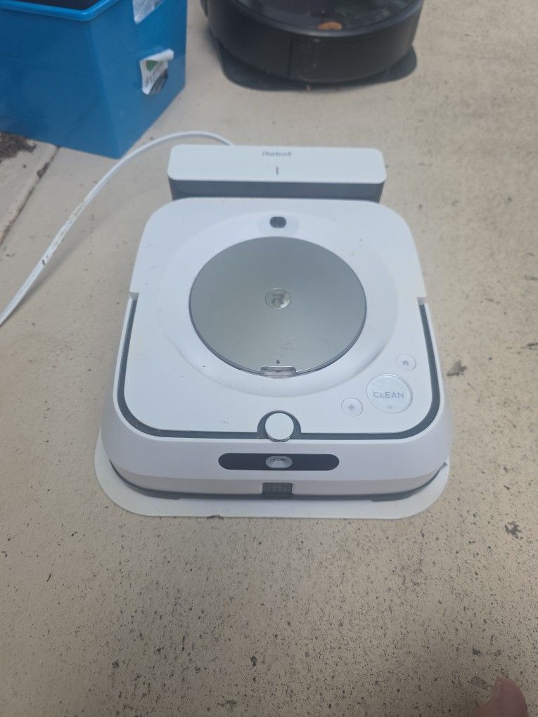 Irobot Braava JET M6 with Cleaning Pads