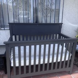 Baby Crib With Mattress 