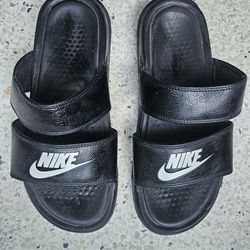NIKE SLIPPERS