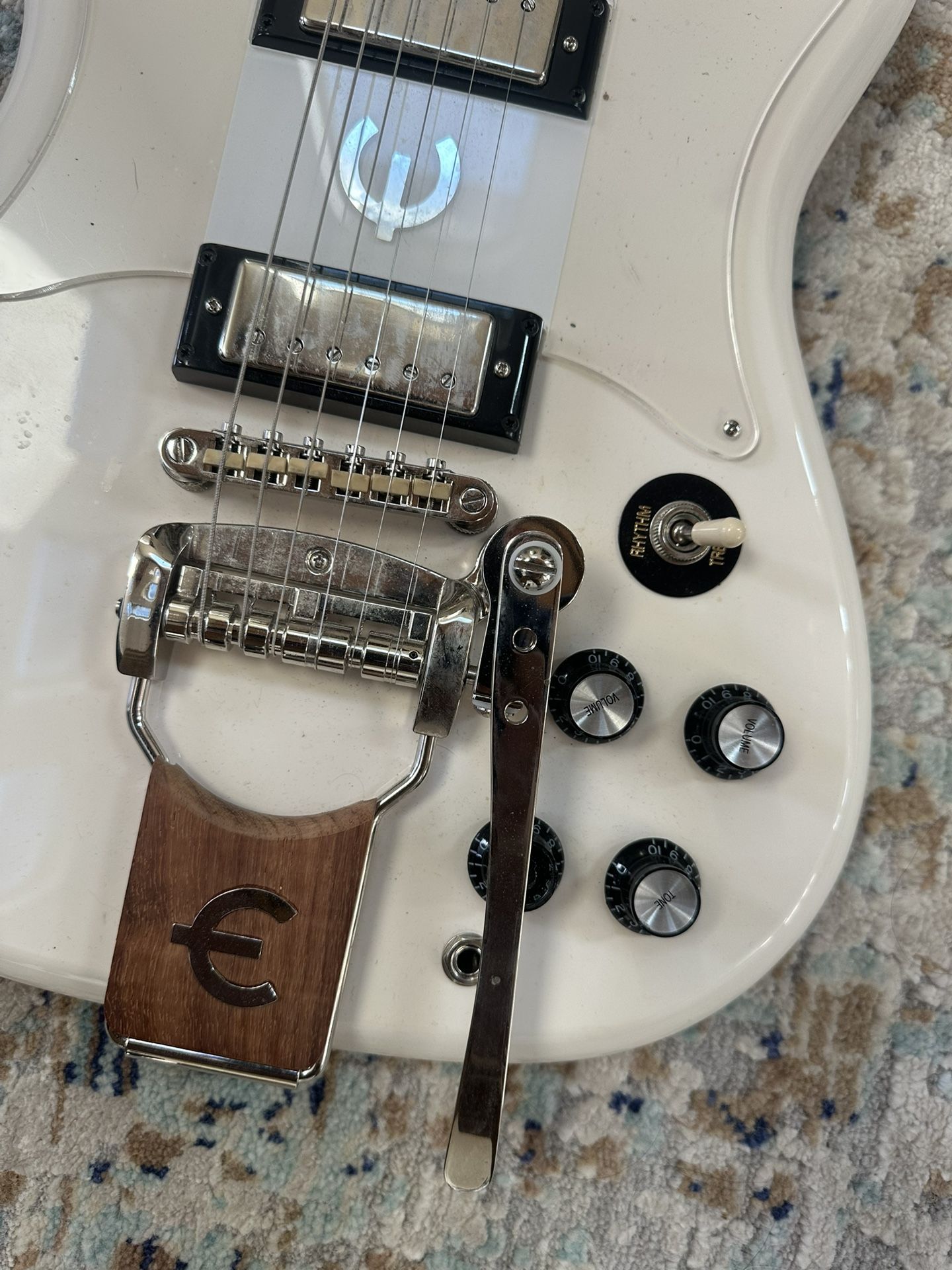 White Electric Guitar – Great Condition – Ready to Play