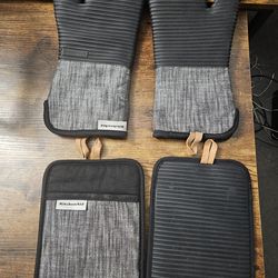 Kitchenaid Kitchen Mitt Set of 4 BARELY USED SAVE $17 SAVE 70%