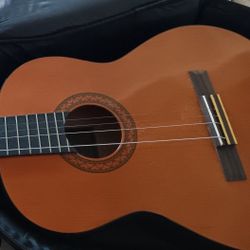 Yamaha C-40 Guitar w/ Case