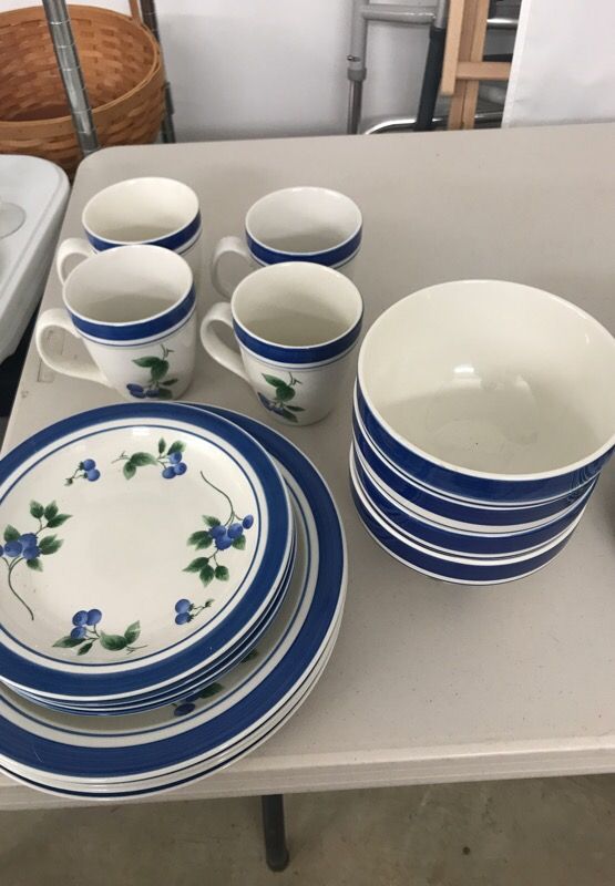Set of 4 LL Bean Blueberry dishes plates cups bowls