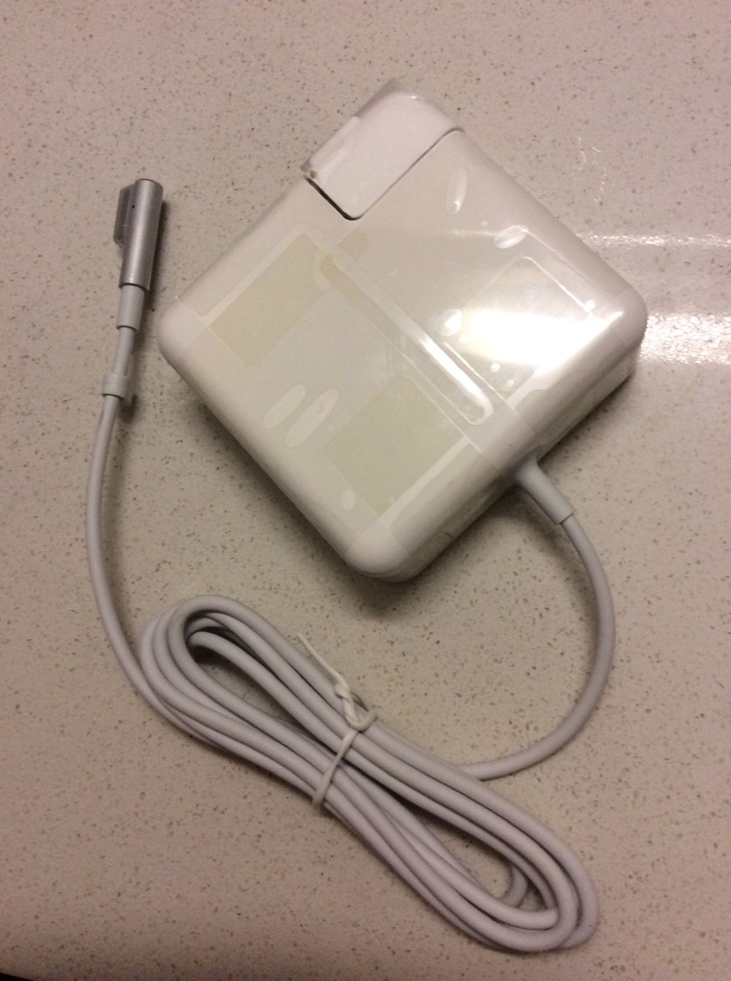 NEW, Apple MacBook Pro charger 60W