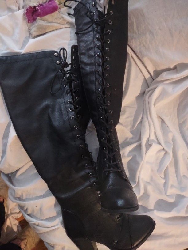 OVER THE KNEE MID HEEL LEATHER BOOTS.