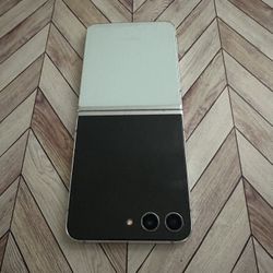 Samsung Galaxy Z Flip5 (256GB) Unlocked / Liberado 