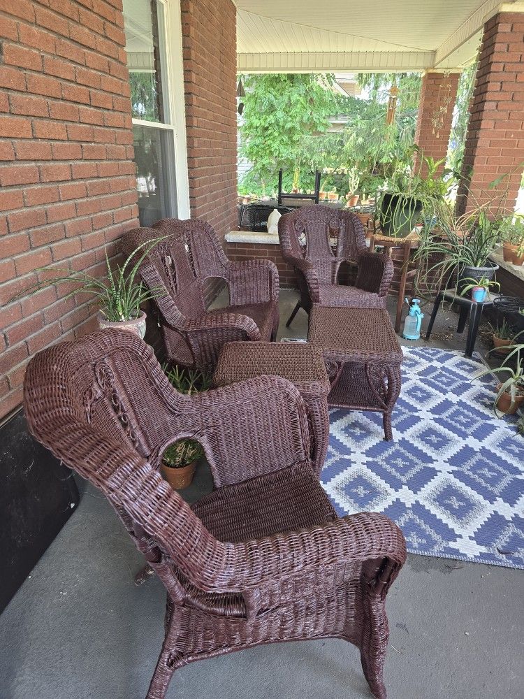 Very Nice 5 Piece Wicker Set
